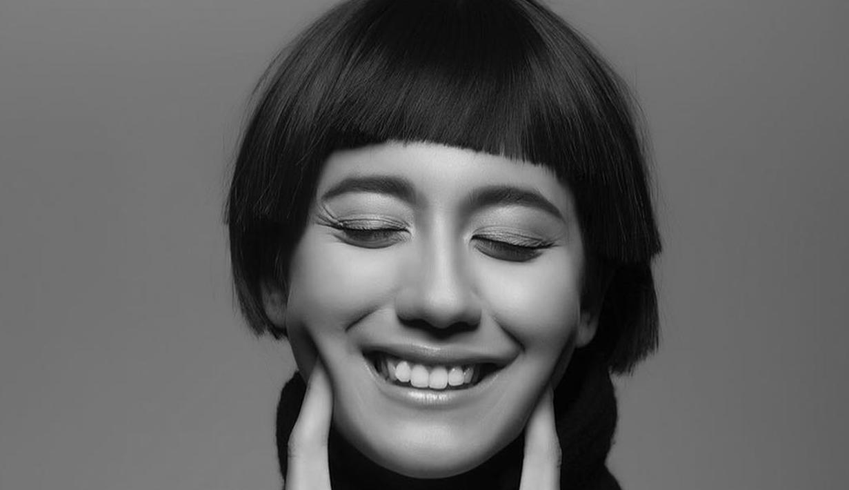 Beberapa kali melakukan pemotretan, Pevita berani tampil beda dari biasanya. Dengan rambut pendek lengkap dengan poni rata menutupi dahinya, Pevita pamer senyum indahnya. (Liputan6.com/IG/@pevpearce)