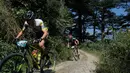 Adria Noguera Soldevila dari Spanyol (kiri) bersaing dalam lomba sepeda gunung Himalaya MTB di dekat Mandi, Himachal Pradesh, India utara (4/10). Lomba ini dimulai di Shimla 29 September dan selesai 7 Oktober di Dharamshala. (AFP Photo/Sajjad Hussain)