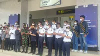 Dirut KAI Didiek Hartantyo dan Menteri BUMN Erick Thohir tengah berfoto bersama dengan jajarang direksi PT KAI di depan Stasiun Garut, Jawa Barat. (Liputan6.com/Jayadi Supriadin)