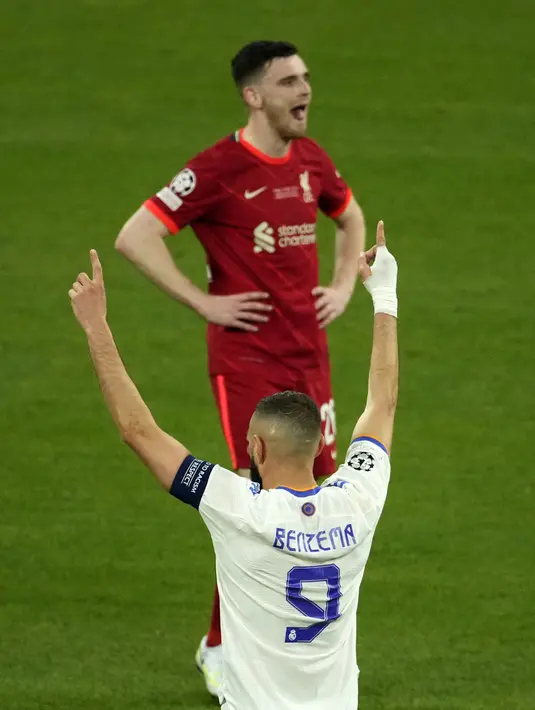 Pemain Real Madrid Karim Benzema merayakan kemenangan atas Liverpool pada akhir pertandingan final Liga Champions di Stade de France, Saint Denis, Prancis, Sabtu, 28 Mei 2022. Real Madrid menang 1-0. (AP Photo/Christophe Ena)