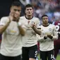 Bek Manchester United, Harry Maguire, menyapa suporter usai dikalahkan West Ham pada laga Premier League di Stadion London, London, Minggu (22/9). West Ham menang 2-0 atas MU. (AFP/Ian Kington)