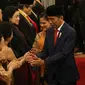 Presiden Joko Widodo atau Jokowi menyalami tokoh nasional usai memberikan tanda kehormatan di Istana Negara, Jakarta, Kamis (15/8/2019). Sebanyak 29 orang mendapat gelar tanda kehormatan Bintang Mahaputra Utama dan Bintang Jasa Utama dalam rangka peringatan HUT ke-74 RI. (Liputan6.com/Angga Yuniar)