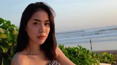 Baby Jovanca, seleb yang mengawali karier sebagai model. Namanya mulai dikenal luas oleh publik setelah sukses memerankan karakter Ade di sitkom Ok Jek. Tak hanya jago berakting, Baby ternyata juga memiliki bakat di dunia presenter. (Liputan6.com/IG/@babyjvnc)