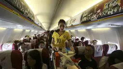 Dalam rangka memeriahkan ajang Piala Dunia 2014, para pramugari mengenakan kaos bola Brazil dalam penerbangan ke Hangzhou, Yunnan, China, Senin (23/6/14). (REUTERS/Wong Campion)
