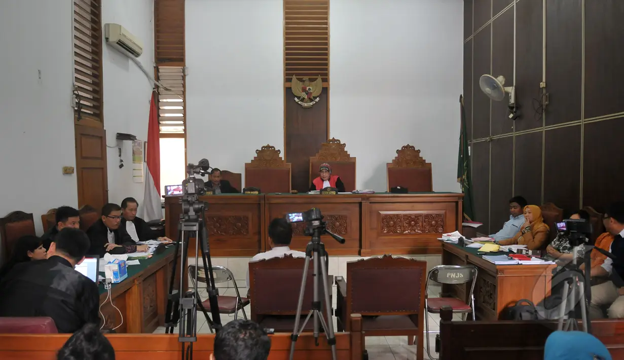 Sidang Lanjutan Praperadilan Surya Dharma Ali (SDA) kembali di gelar di Pengadilan Negri Jakarta Selatan, Kamis, (2/4/2015). Suasana sidang dengan agenda mendengarkan keterangan saksi ahli. (Liputan6.com/Johan Tallo)