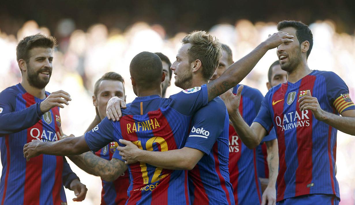 Para pemain Barcelona merayakan gol kedua yang dicetak Rafinha ke gawang Deportivo pada laga La Liga di Stadion Nou Camp, Barcelona, Sabtu (15/10/2016). Barcelona menang 4-0 atas Deportivo. (EPA/Andreu Dalmau)