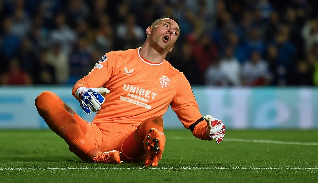 Ekspresi kecewa kiper Glasgow Rangers, Allan McGregor setelah kebobolan melalui eksekusi penalti saat menghadapi Napoli dalam laga fase Grup A Liga Champions 2022/2023 di Ibrox Stadium, Glasgow (14/9/2022). Allan McGregor menjadi pemain tertua di fase grup Liga Champions 2022/2023 saat diturunkan Rangers menghadapi Ajax (1/11/2022) ia telah berusia 40 tahun, 9 bulan dan 1 hari. Sayang, ia menjadi satu-satunya pemian dalam daftar yang gagal membawa timnya melaju ke fase gugur. (AFP/Andy Buchanan)
