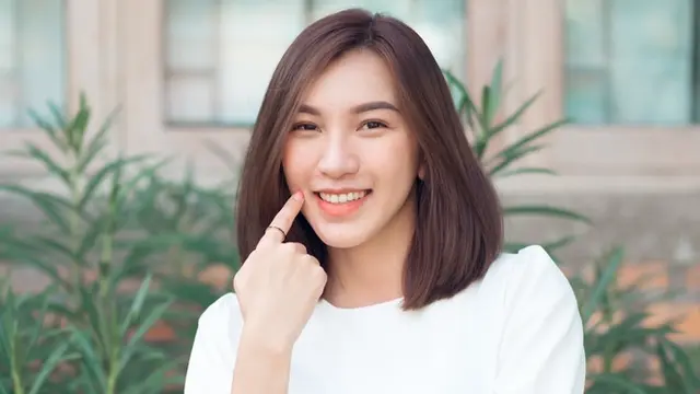 dewasa bahagia mandiri single tersenyum