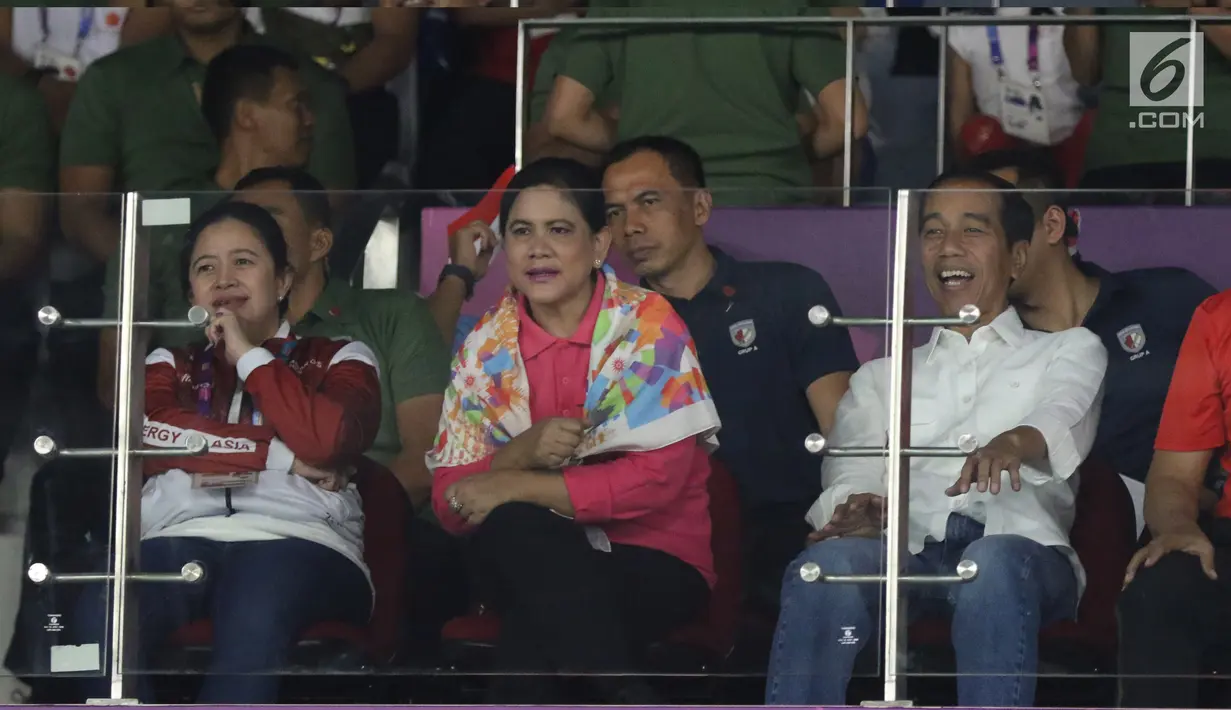 Ibu Negara, Iriana Joko Widodo (tengah) saat menyaksikan laga final bulutangkis beregu putra Asian Games 2018 antara Indonesia melawan China di Istora Kompleks GBK, Jakarta, Rabu (22/8). Indonesia kalah dari China 1-3. (Liputan6.com/Helmi Fithriansyah)