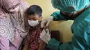 Seorang siswa disuntik vaksin COVID-19 pada kampanye vaksinasi di sebuah sekolah untuk anak-anak berkebutuhan khusus di Depok, Jawa Barat, Selasa (11/1/2022). Kampanye vaksinasi ini dilakukan oleh Polri. (AP Photo/Dita Alangkara)