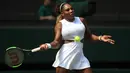 Petenis AS, Serena Williams mengembalikan bola ke arah petenis Republik Ceko, Barbora Strycova pada babak semifinal Grand Slam Wimbledon di All England Lawn Tennis Club, Kamis (11/7/2019). Serena memastikan diri lolos ke babak final dan akan menghadapi Simona Halep dari Rumania. (Adam DAVY/POOL AFP)