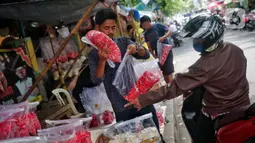 Bunga yang dijual tak lain sebagai bekal para peziarah yang hendak berkunjung dan membacakan doa di makam keluarga ataupun kerabat. (Liputan6.com/Angga Yuniar)