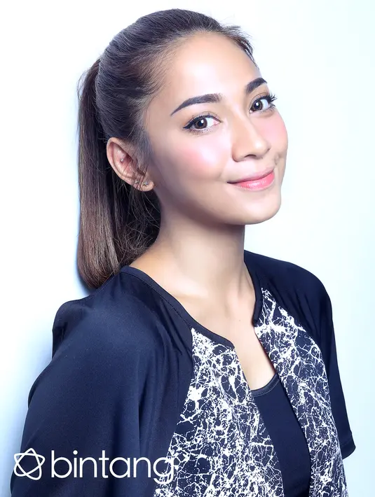 "Aku masuk kategori A, itu lombanya dari kategori A sampai dewasa. Waktu itu aku masih berumur 9 tahun. Dengan modal pakaian bikinan mama, kalau misal yang lain-lain itu pakai desainer," ujar Dinda. (Nurwahyunan/Bintang.com)