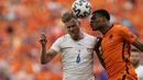 Pemain Belanda Denzel Dumfries (kanan) duel udara dengan pemain Republik Ceska Tomas Kalas pada pertandingan babak 16 besar Euro 2020 di stadion Ferenc Puskas, Hongaria, Minggu (27/6/2021). (Foto: AP/Pool/Darko Bandik)
