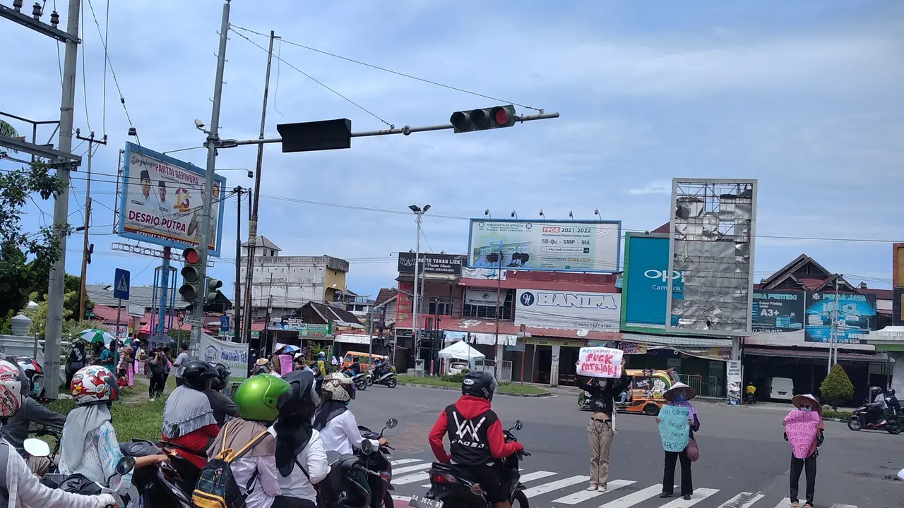 Perempuan di Padang melakukan aksi diam dalam momen Hari Perempuan Internasional 2021. (Liputan6.com/ Novia Harlina)