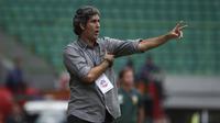 Pelatih Bali United, Stefano Teco Cugurra, memberikan arahan saat menghadapi Bhayangkara FC pada laga Shopee Liga 1 di Stadion Patriot Chandrabhaga, Bekasi, Jumat (13/9). Bhayangkara bermain imbang 0-0 atas Bali United. (Bola.com/Yoppy Renato)