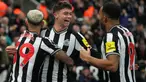 Setelah tersingkir pada fase grup Liga Champions 2023/2024, Newcastle United langsung bangkit untuk memetik tiga poin penuh pada laga pekan ke-17 Premier League 2023/2024. Menjamu Fulham di St James' Park, Sabtu (16/12/2023), The Magpies mengakhiri laga dengan kemenangan 3-0. Gelandang muda tuan rumah, Lewis Miley menjadi bintang kemenangan dengan mencetak gol pembuka pada menit ke-57. Gol tersebut dicetaknya saat usianya baru menginjak 17 tahun dan 229 hari hingga menjadi pencetak gol termuda di Premier League dalam 14 tahun terakhir. Pemain termuda terakhir yang mencetak gol di Premier League adalah striker Manchester United, Federico Macheda dalam usia 17 tahun 226 hari pada April 2009 alias 14 tahun lalu. (AFP/Andy Buchanan)