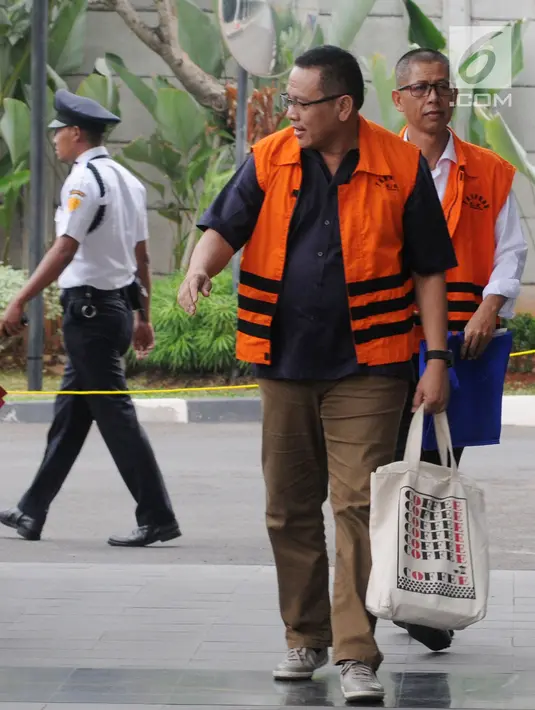 Tersangka mantan Kalapas Sukamiskin, Wahid Husein (kanan) dan pejabat Kemendagri Dudy Jocom (tengah) tiba di Gedung KPK, Jakarta, Selasa (7/8). Wahid Husein diduga menerima hadiah terkait suap sel mewah Lapas Sukamiskin. (Merdeka.com/Dwi Narwoko)