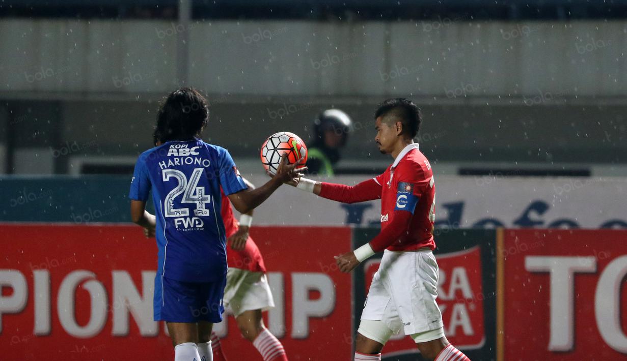 Bambang Pamungkas memberikan bola kepada Haryono saat terjadi pelanggaran pada pada laga Torabika SC 2016 antara Persib Bandung melawan Persija Jakarta di Stadion GBLA, Bandung, Sabtu (16/7/2016). (Bola.com/Nicklas Hanoatubun)