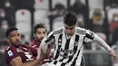 Penyerang Juventus Alvaro Morata berebut bola dengan bek Torino Bremer (kiri) dalam pekan 26 Serie A Liga Italia di Allianz Stadium, Sabtu (19/2/2022) dinihari WIB. Juventus ditahan imbang Torino 1-1. (Filippo MONTEFORTE / AFP)