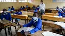 Para siswa menghadiri kelas tatap muka di Sekolah Dasar Olympic di Kibera, salah satu daerah termiskin di ibu kota Nairobi, Kenya, Senin (12/10/2020). Kenya membuka kembali sebagian sekolah pada Senin 10 Oktober, setelah ditutup sejak Maret lalu akibat pandemi corona COVID-19 (AP Photo/Brian Ingang)