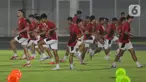 Pemain Timnas Indonesia U-23 saat melakukan latihan bersama di Stadion Madya Gelora Bung Karno, Senayan, Jakarta, Senin (28/7/2025). (Liputan6.com/Helmi Fithriansyah)