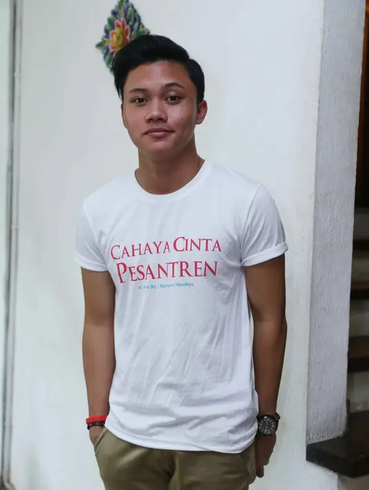 "Disini sebagai Abu, latar belakangnya anak gaul, anak metropolitan. Banyak gaya dan akhirnya orangtua nyuruh ke pesantren walaupun disana tetap sok terkenal, sok kaya," ujarnya. (Nurwahyunan/Bintang.com)