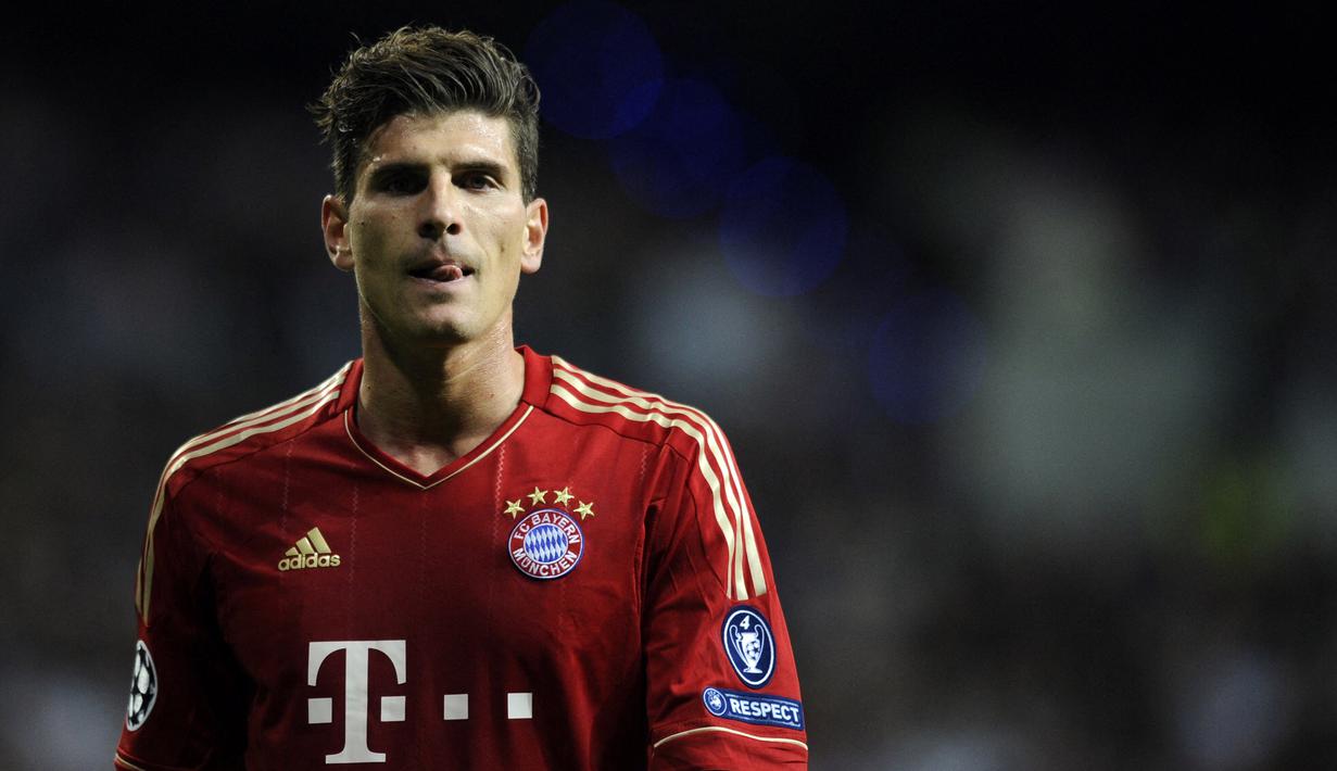 Mario Gomez menjadi striker paling mematikan di zamannya bersama Stuttgart. Pada 2009, Chelsea sangat ngebet mendatangkannya. Namun, sang pemain lebih memilih untuk hijrah ke Bayern Munchen. Ia memutuskan meninggalkan Die Roten empat musim berselang. Gomez kembali menjadi sasaran beberapa klub Liga Inggris seperti Manchester United dan West Ham. Namun, ia akhirnya memutuskan untuk pindah ke Fiorentina dan kemudian pensiun di Stuttgart pada 2020. (AFP/Pierre-Philippe Marcou)