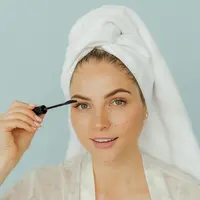 membersihkan sisa eyeliner di sela bulu mata./copyright pexels/shkrabaathony