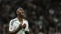 Ekspresi jengkel pemain Real Madrid, Vinicius Junior saat laga lanjutan Liga Spanyol 2024/2025 melawan Barcelona di Santiago Bernabeu, Madrid, Spanyol, Minggu (27/10/2024) WIB. (AFP/Oscar Del Pozo)