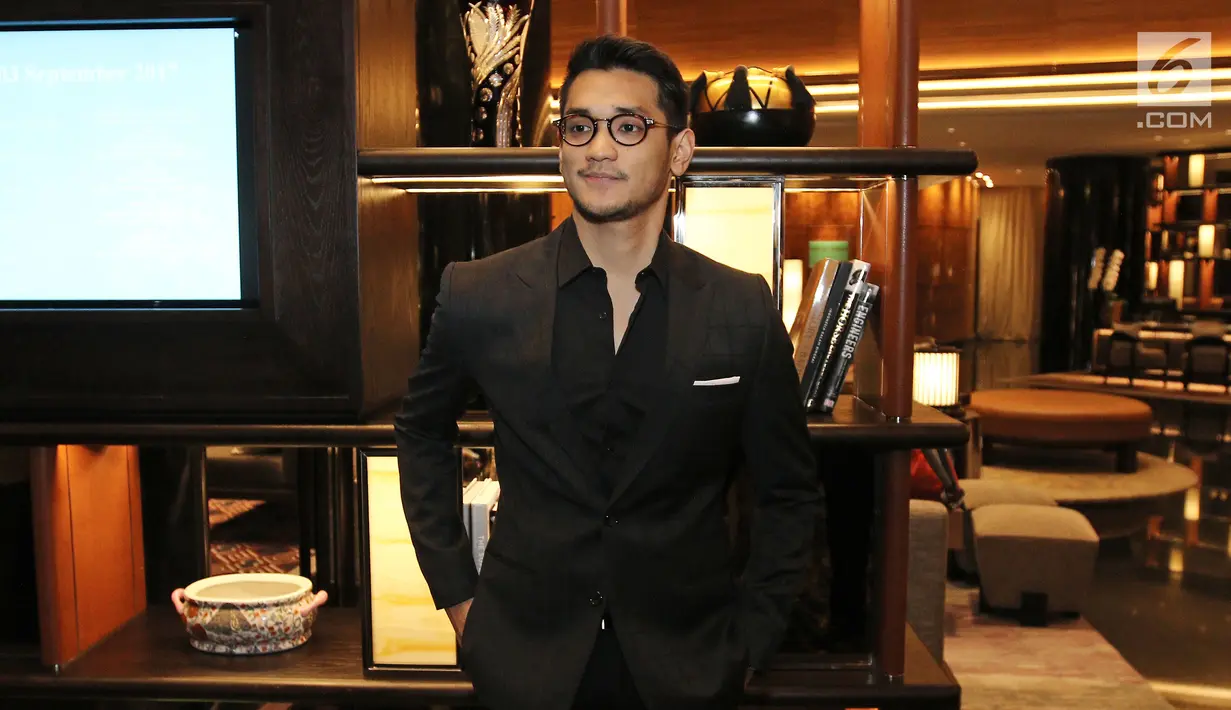 Penyanyi Afgansyah Reza menghadiri resepsi pernikahan Raisa Andriana dengan Hamish Daud di Ayana Midplaza, Jakarta Pusat, Minggu (3/9). Bersama Rossa, Afgan kompak mengenakan busana serba hitam pada resepsi Raisa - Hamish. (Liputan6.com/Herman Zakharia)