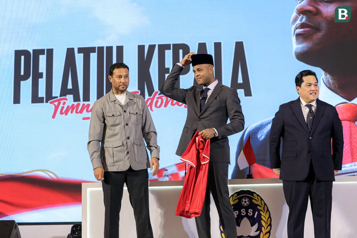 Foto: Momen Patrick Kluivert Pakai Peci saat Konferensi Pers Perkenalan Pelatih Baru Timnas Indonesia