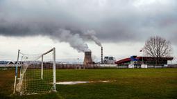 Agron Rama Stadium bertempat di kota Obilic, bersebelahan dengan pembangkit tenaga listrik terbesar di kota tersebut. Stadion tersebut berkapasitas 5000 penonton dan digunakan oleh kesebelasan Kek FC. (AFP/Armend Nimani)