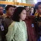 Menteri BUMN Rini Sumarno menjajal aplikasi mobile pemesanan tiket pesawat ala generasi millenial di Garuda Indonesia Travel Fair 2017 