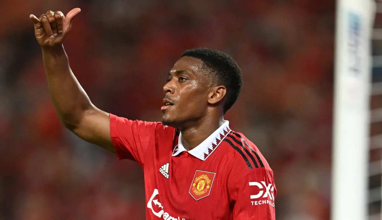 Anthony Martial. Striker asal Prancis yang kini menjalani musim ke-8 bersama Manchester United sejak didatangkan dari AS Monaco pada awal musim 2015/2016 ini total tampil 10 kali dengan mencetak satu gol dari total 15 laga MU di Liga Europa 2016/2017. Pemain yang mulai terpinggirkan akibat penampilannya yang tak konsisten ditambah sering mengalami cedera ini tercatat baru tampil dalam 9 laga saja di Liga Inggris musim 2022/2023 dengan torehan 3 gol dan 2 assist. (AFP/Manan Vatsyayana)