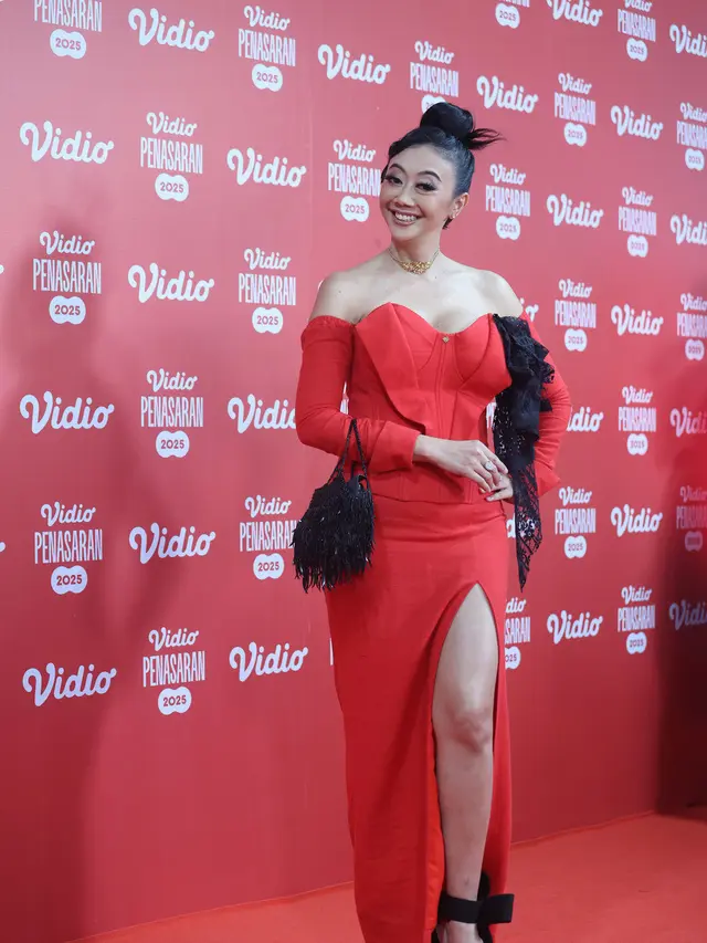 Adu Gaya Artis Tanah Air Dibalut Busana Serba Merah di Red Carpet Vidio Slate 2025. [Kapanlagi/Budy Santoso]