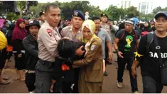 Sudah 3 hari ribuan guru honorer berdemonstrasi di depan Istana Merdeka, Jakarta,  meminta pemerintah mengangkat mereka sebagai PNS.  Saat Berdemo 5 guru dan pegawai honorer yang dilaporkan meninggal dunia.