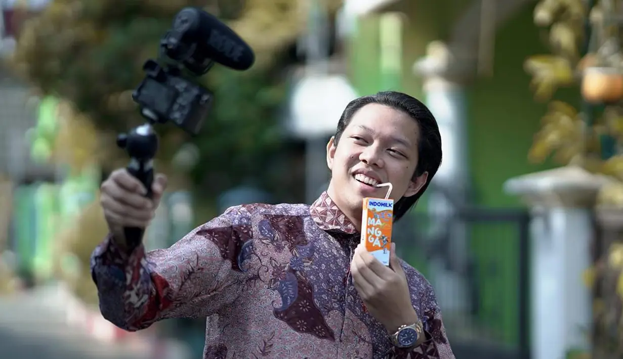 Film Yowis Ben menjadi film berbahasa Jawa pertama dan juga mengandung umpatan atau kata kasar yang lulus sensor. Bayu menjelaskan, filmnya bisa lulus sensor karena ia ingin menunjukkan budaya yang tidak asing dengan kita, kata-kata kasar atau juga dikenal misuh.(Liputan6.com/IG/@moektito)