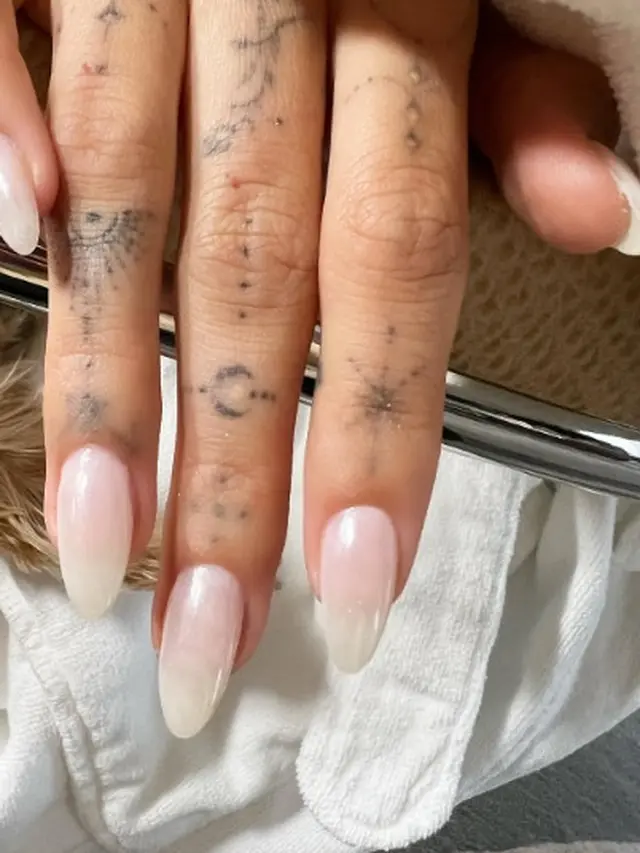 Tren Nail Art Glazed Donut ala Hailey Baldwin