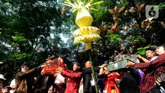 Aktivis dan akademisi melepas burung saat kegiatan Sedekah Hutan Universitas Indonesia di Hutan UI, Depok, Jawa Barat, Sabtu (03/06/2023). (merdeka.com/Arie Basuki)