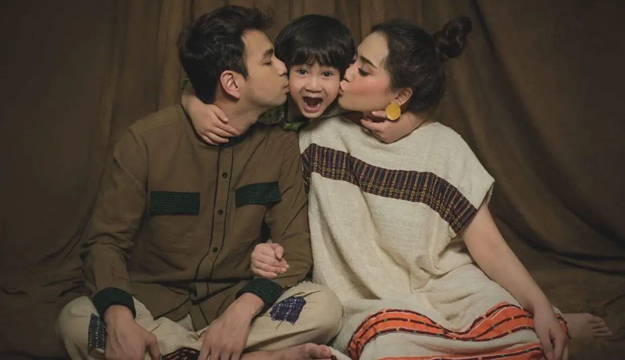 Bukan sekadar ancaman, ternyata laki-laki itu melakukan aksi pencobaan bunuh diri langsung di depan Nagita. Akhirnya, Nagita pun kapok dan memutuskan hubungan dengannya. (Instagram/raffinagita1717)