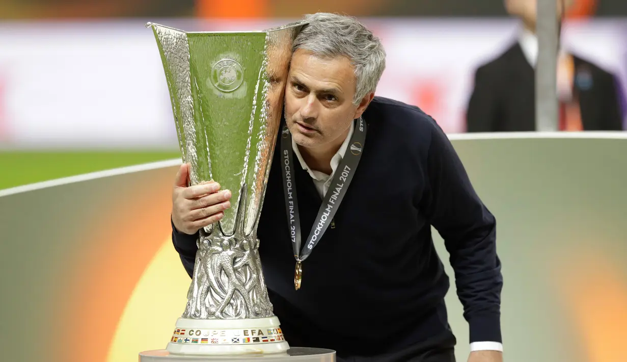 Jose Mourinho berpose dengan trofi Liga Europa, Swedia, Kamis (25/5). Keberhasilan Mourinho meraih juara Liga Europa menjadi pertama untuk Setan Merah dan yang kedua untuk Mourinho. (AP Photo)