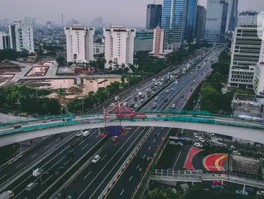 Foto udara pembangunan jalur kereta lintas rel terpadu (LRT) Jabodebek di Jakarta, Selasa (7/1/2020). Longspan Kuningan proyek LRT Jabodebek yang menjadi jembatan lengkung paling panjang di Indonesia memiliki panjang jembatan 148 meter dengan radius lengkungan 115 meter. (Liputan6.com/Faizal Fanani)