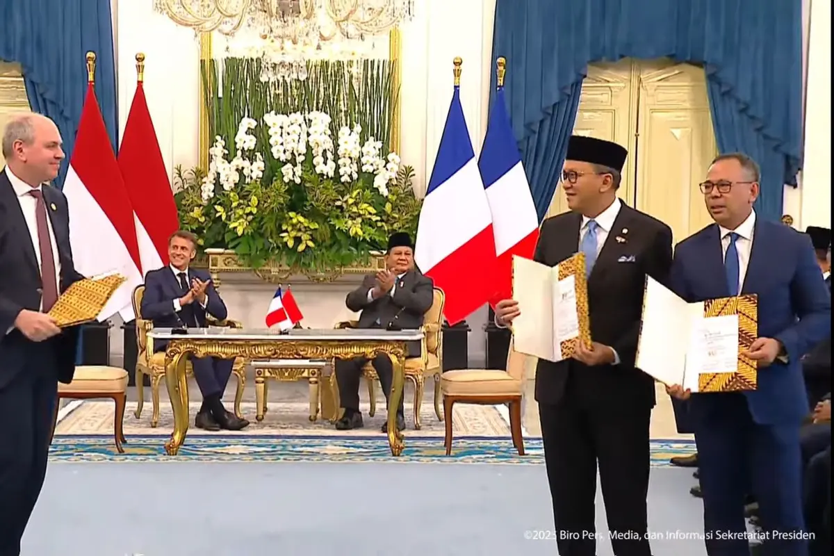 CEO Eramet Group Paulo Castellari, CEO Danantara dan Ketua Dewan Direktur INA Ridha Wirakusumah menandatangani MoU penjajakan pembentukan platform investasi strategis di Istana Negara. (Dok Eramet)