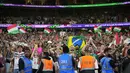 Selebrasi kemenangan para pendukung Fluminense setelah mengalahkan Al Ahly 2-0 pada laga semifinal Piala Dunia Klub 2023 di King Abdullah Sports City Stadium, Arab Saudi, Selasa (19/12/2023) dini hari WIB. (AP Photo/Manu Fernandez)