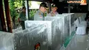 Bilik suara yang ada di TPS 006 Nagrak Gunung Putri Bogor juga tidak lepas dari pemeriksaan yang dilakukan oleh petugas TNI-Polri (Liputan6.com/Helmi Fithriansyah)
