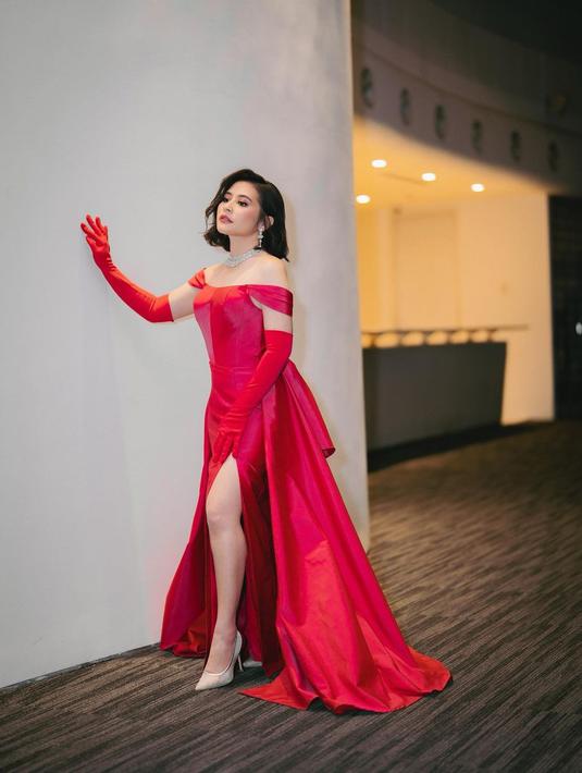 <p>Prilly Latuconsina tampil begitu dramatis dalam foto ini. Dibalut gaun merah dengan bahu terbuka dan potongan tinggi pada bagian roknya, penampilan Prilly semakin megah dengan tambahan detail long gloves berwarna senada dan high heels netral. Foto: Instagram.</p>