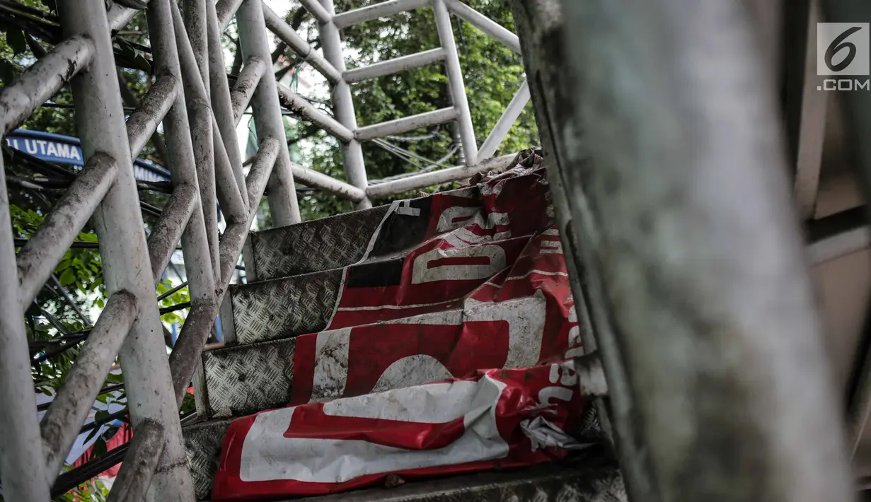 Kondisi Jembatan Penyeberangan Orang (JPO) di Pasar Minggu, Jakarta, Kamis (7/3). JPO Pasar Minggu yang rusak dan tidak berfungsi itu bakal direvitalisasi pada Mei 2019 memakai dana kompensasi Koefisien Lantai Bangunan (KLB). (Liputan6.com/Faizal Fanani)