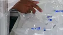 Calon penumpang KA jarak jauh meletakkan sample tes GeNose COVID-19 di Stasiun Pasar Senen, Jakarta, Sabtu (1/5/2021). PT Kereta Api Indonesia (Persero) membatasi masa berlaku hasil tes corona dengan GeNose menjadi 1x24 jam mulai Kamis (1/4) lalu. (Liputan6.com/Helmi Fithriansyah)