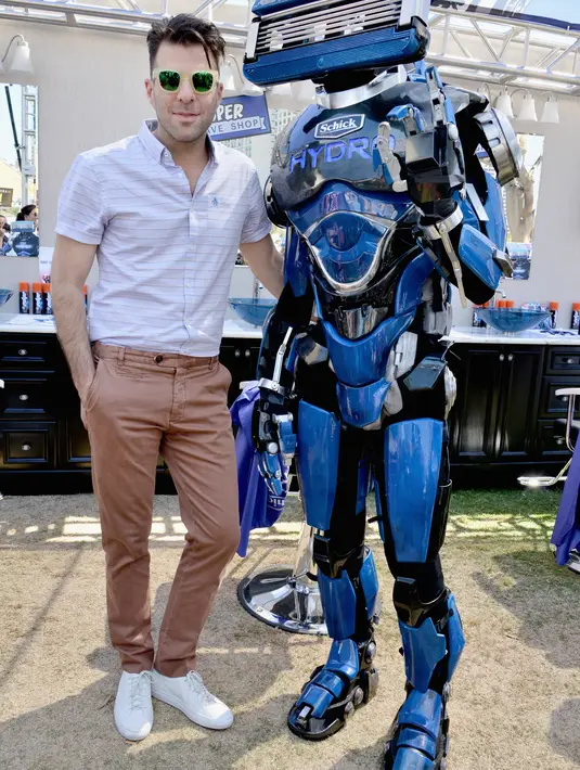 Ternyata, cincin tersebut hanya diberikan untuk kekasih pria nya, Milles McMilan, adalah hadiah pemberian dari arti kesibukannya Zachary selama menjalani prosesi syuting. (AFP/Bintang.com) 